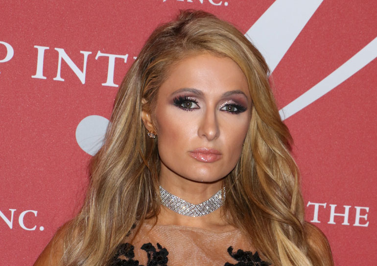 Paris Hilton samistelee Barbien kanssa. Paris Hilton samistelee Barbien kanssa.