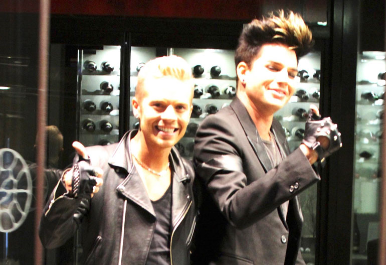 Sauli ja Adam seurustelivat aikaisemmin. Sauli ja Adam seurustelivat aikaisemmin.