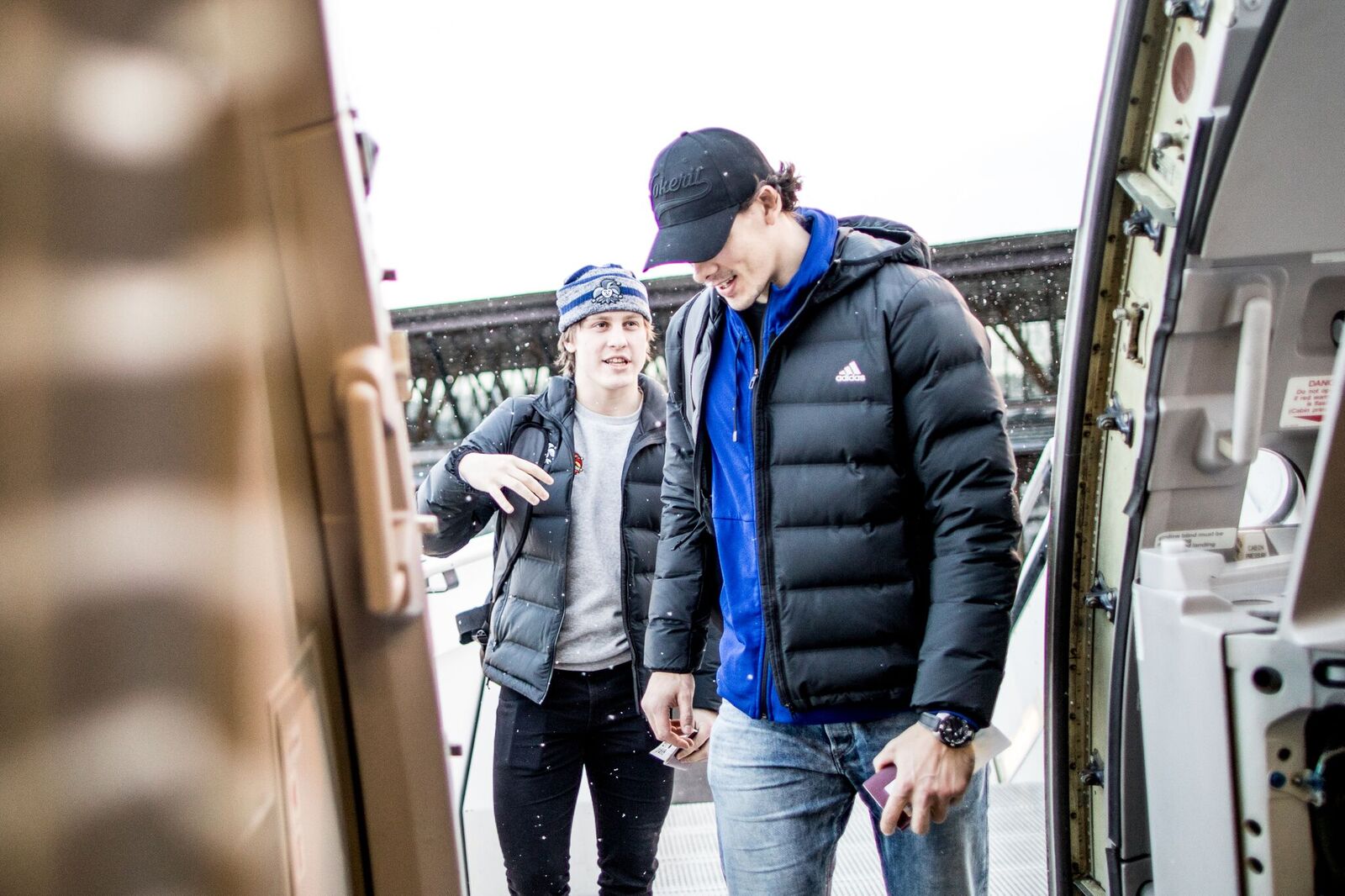 Eeli Tolvanen ja Oliver Lauridsen nousemassa Finnairin yksityiskoneeseen. Eeli Tolvanen ja Oliver Lauridsen nousemassa Finnairin yksityiskoneeseen.