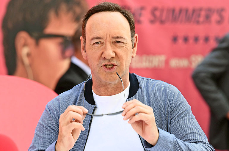 Kevin Spacey meni hoitoon. Kevin Spacey meni hoitoon.