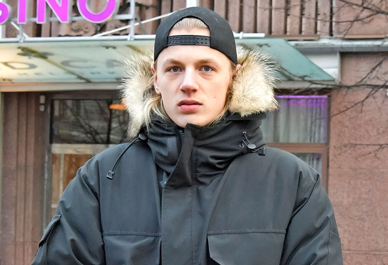 Hugo Järv kärsii peliongelmasta. Hugo Järv kärsii peliongelmasta.