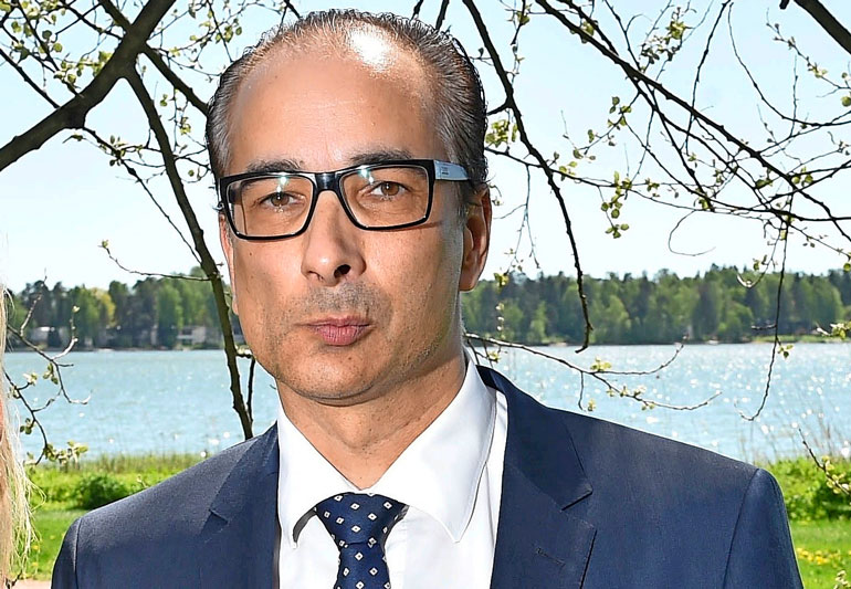 Heikki Lampela pysäköi törkeästi. Heikki Lampela pysäköi törkeästi.