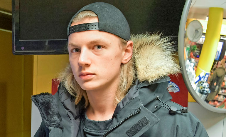 Hugo Järv vei vanhemmiltaan rahaa. Hugo Järv vei vanhemmiltaan rahaa.