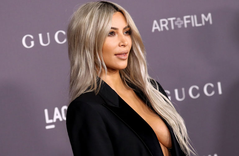 Kim Kardashian paljasteli somessa. Kim Kardashian paljasteli somessa.