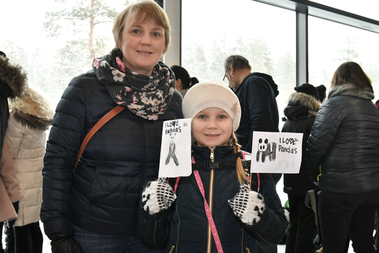 Ähtärin pandat kiinnostivat runsaasti yleisöä. Ähtärin pandat kiinnostivat runsaasti yleisöä.