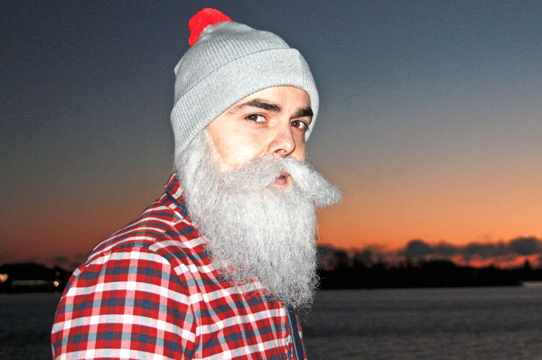 Ari Koponen tunnetaan hyväntekeväisyyshahmo Borther Christmasina. Ari Koponen tunnetaan hyväntekeväisyyshahmo Borther Christmasina.