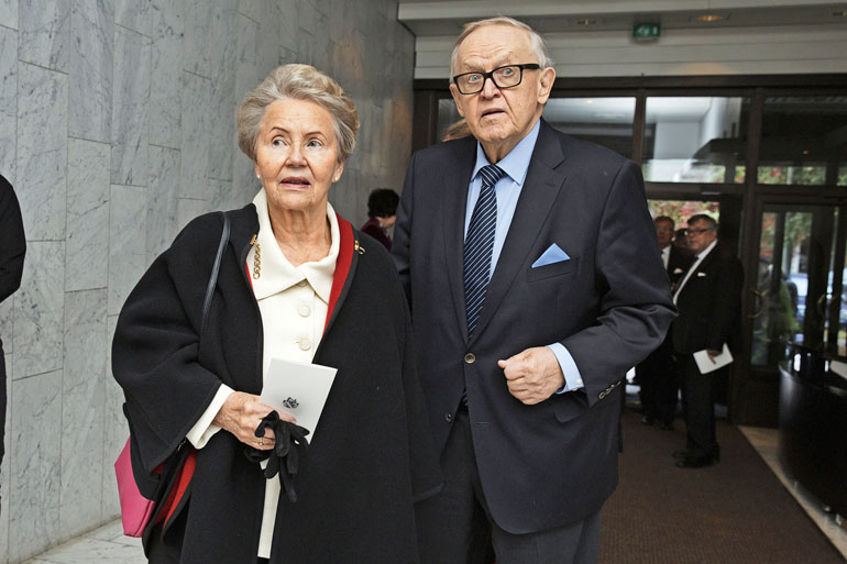 Eeva ja Martti Ahtisaari käyttävät valtion palveluita. Eeva ja Martti Ahtisaari käyttävät valtion palveluita.