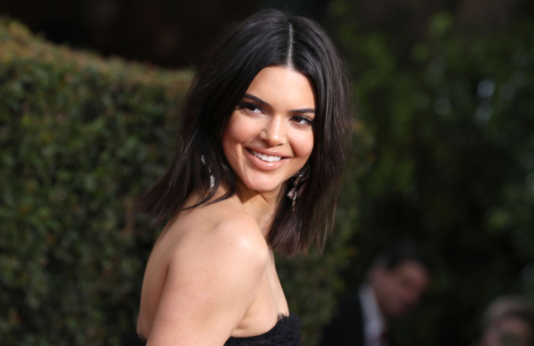 Kendall Jenner poseeraa ilman rihman kiertämää. Kendall Jenner poseeraa ilman rihman kiertämää.