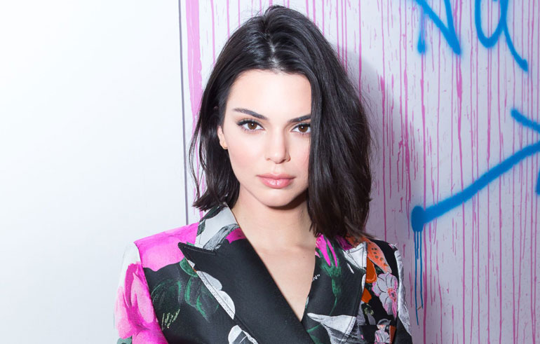 Kendall Jenner näytti keskisormea kuvaajalle. Kendall Jenner näytti keskisormea kuvaajalle.