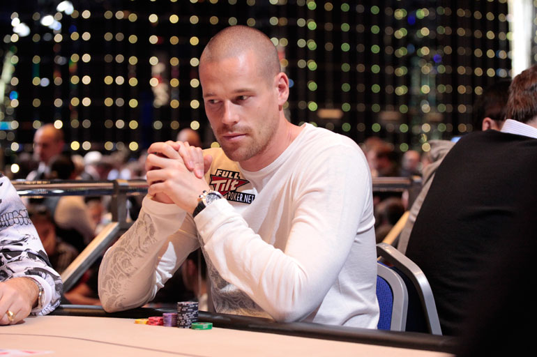 Patrik Antonius tekee pokerilla tiliä. Patrik Antonius tekee pokerilla tiliä.
