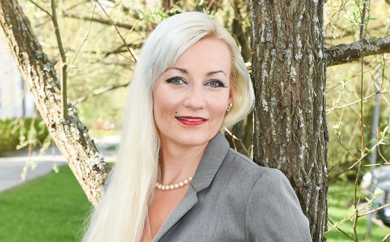 Marika Fingerroos lomaili Kreetalla. Marika Fingerroos lomaili Kreetalla.
