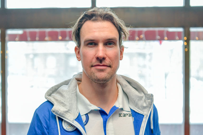 Sami Lepistö hoiti lastaan. Sami Lepistö hoiti lastaan.