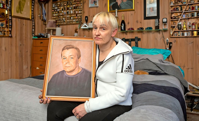 Raimo Anderssonin leski avautuu miehensä kuolemasta. Raimo Anderssonin leski avautuu miehensä kuolemasta.