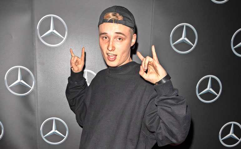 Isac Elliot saa ajokortin. Isac Elliot saa ajokortin.