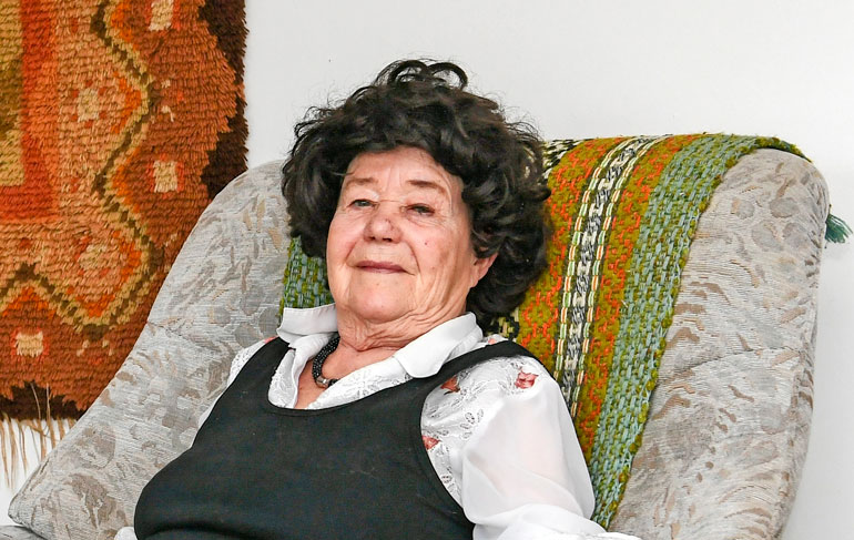 Leena Pennanen sai sohvan. Leena Pennanen sai sohvan.