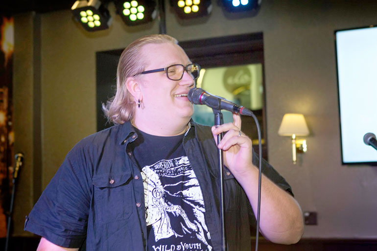arttu wiskari hauskuutti yst vineen yleis karaokessa arttu wiskari hauskuutti yst vineen yleis karaokessa