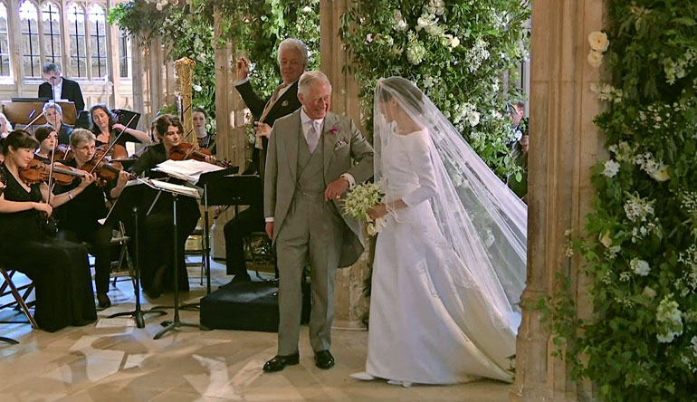 Prinssi Charles tuurasi Meghanin isää häissä ja saattoi morsiamen alttarille.