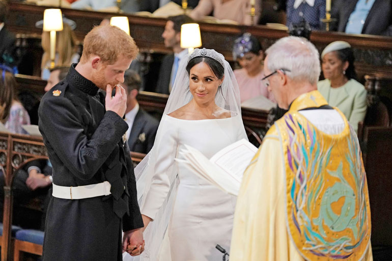 Vihkiseremonia liikutti sulhasta. Etenkin prinsessa Dianan lempihymnin soidessa Harry pyyhki silmiään.