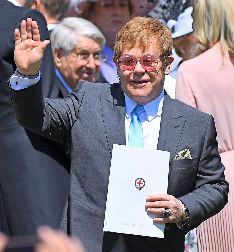 Muusikko Elton John nähdään usein brittihovin suurissa juhlissa.