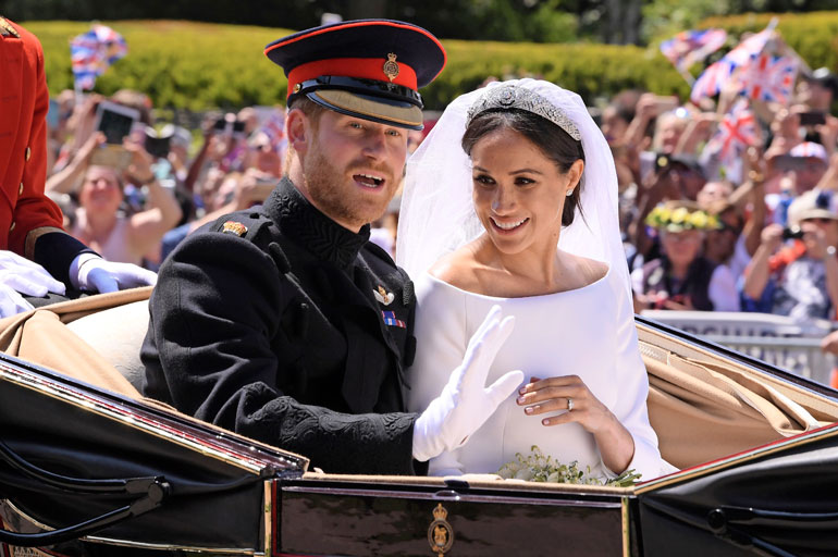 Harry ja Meghan ottivat mallia ruotsalaisista kollegoistaan ja tervehtivät vihkimisen jälkeen kansaa hevosajelulla.