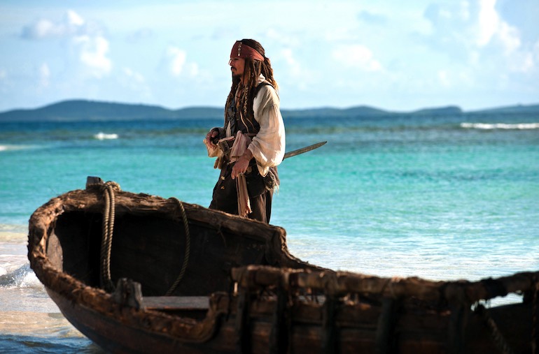 Johnny Depp esitti merirosvoa Pirates of the Caribbean-leffassa. Johnny Depp esitti merirosvoa Pirates of the Caribbean-leffassa.