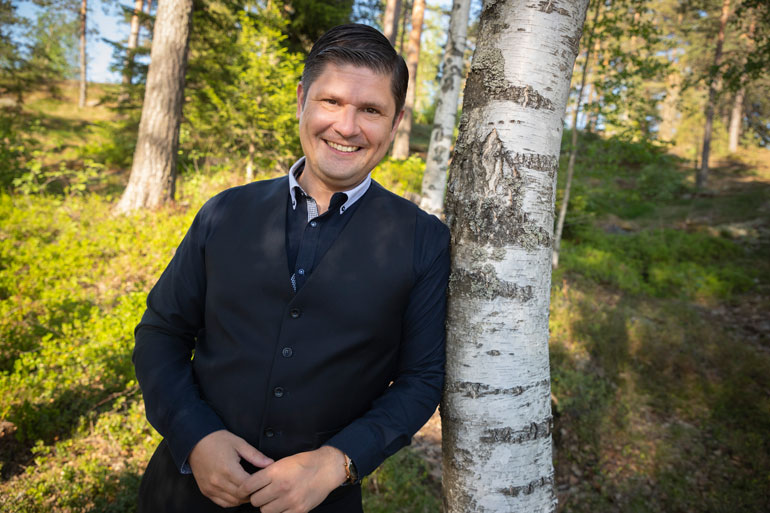 Leif Lindeman harrastaa veneilyä. Leif Lindeman harrastaa veneilyä.