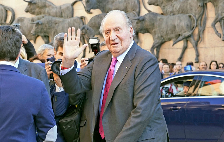 Juan Carlos on taas kohun keskellä. Juan Carlos on taas kohun keskellä.