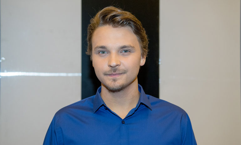 Roope Salminen pudotti roimasti kiloja elokuvaroolia varten. Roope Salminen pudotti roimasti kiloja elokuvaroolia varten.