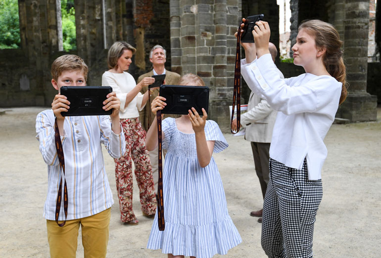Belgian hallitsijapari Philippe ja Mathilde vei kesälomalla lapsensa, prinsessat Elisabethin, 16, ja Eleonoren, 10, sekä prinssit Gabrielin, 15, ja Emmanuelin, 12, katsomaan Villersin sisterssiläisluostaria. Valokuvaus vaikutti olevan koko perheen intohimo!