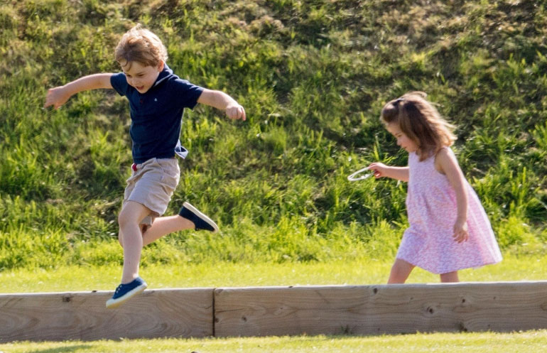 Prinssi George, 5, ja prinsessa Charlotte, 3, pääsivät äitinsä, Cambridgen herttuatar Catherinen kanssa seuraamaan isänsä, prinssi Williamin hyväntekeväisyyspoolomatsia. Ottelu ei lapsia kiinnostanut, vaan vapaus juosta ja riehua pitkin pientareita.