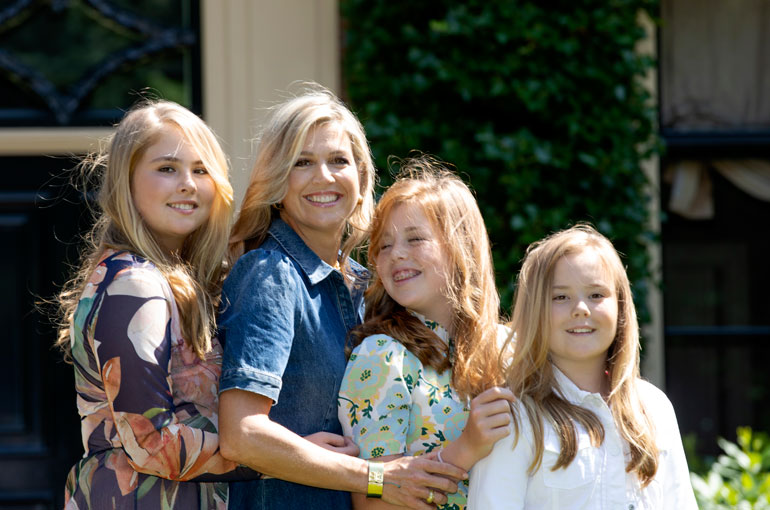 Hollannin hallitsijaparin Willem-Alexanderin ja Maximan suloiset tyttäret, prinsessat Amalia, 14, Alexia, 13, ja Ariane, 11, antoivat yleisölle vuosittaisen kesäkuvan kotilinnansa pihassa Wassenaarissa. Äitikin pääsi kuvaan!
