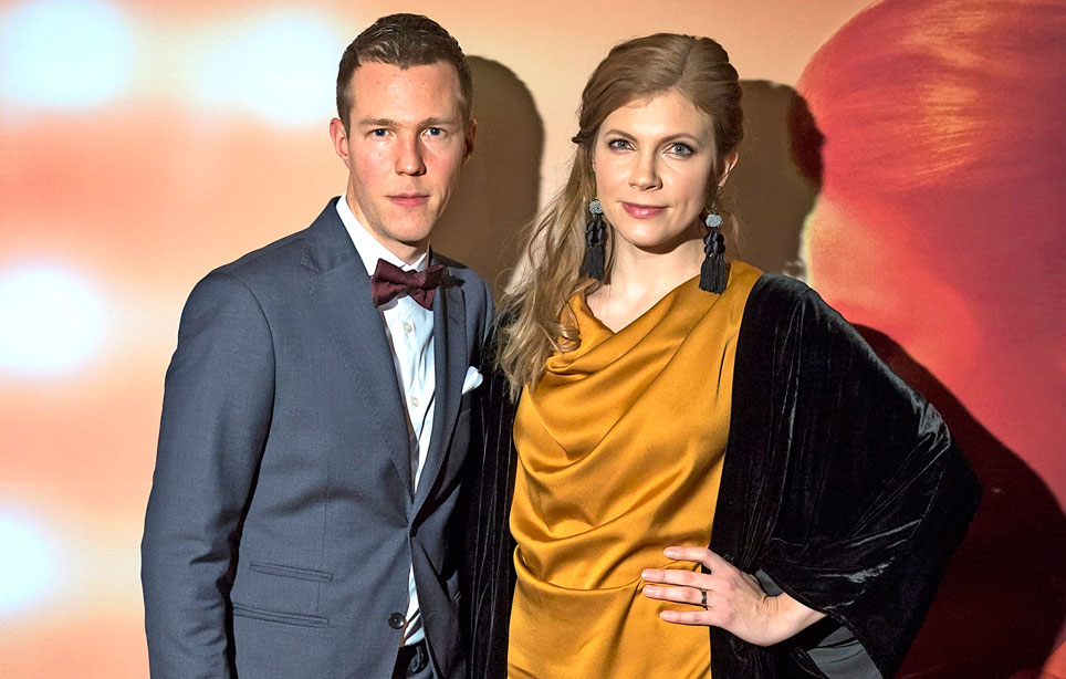 Olavi Uusivirta ja näyttelijävaimo Saara juhlivat nahkahäitä riehakas