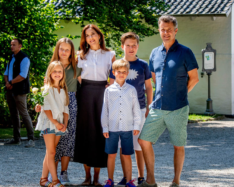 Tanskan hovin neljän sisarusparvi prinssit Christian, 12, ja Vincent, 7, sekä prinsessat Isabella, 11, ja Josephine, 7, keskeytti kesälomansa ja poseerasi medialle vanhempiensa, kruununprinssipari Frederikin ja Maryn kanssa Gråstenissa hovin kesälinnassa.