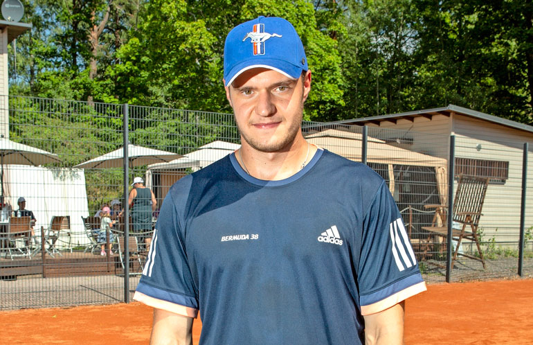 Aleksander Barkovin mökin pihatyöt ovat edelleen kesken. Aleksander Barkovin mökin pihatyöt ovat edelleen kesken.