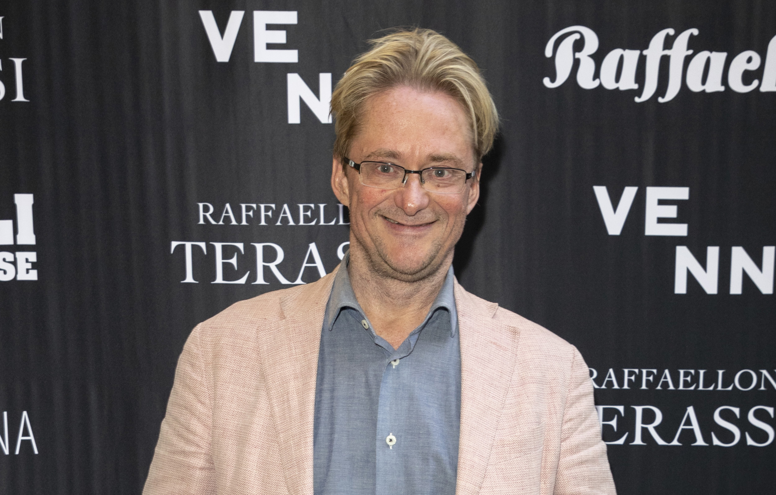 Mikael Jungner viihtyi Anna K:ssa. Mikael Jungner viihtyi Anna K:ssa.