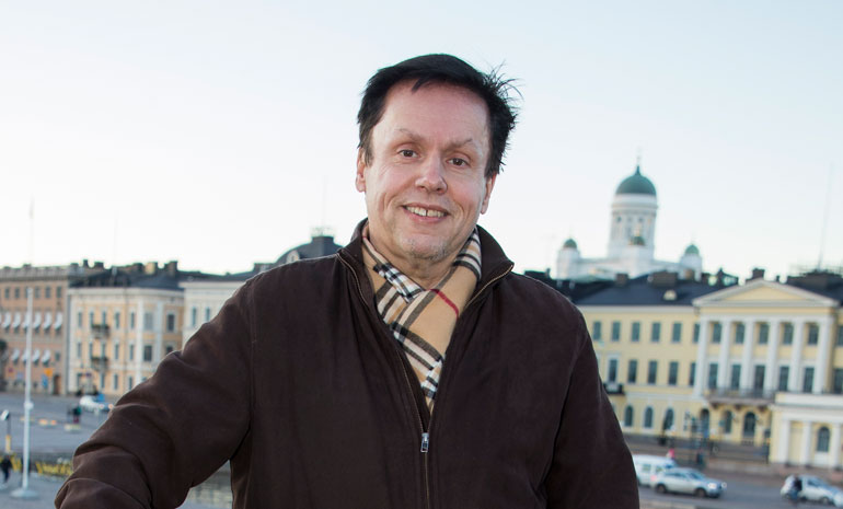 Timo Salmesmaa avustaa kehitysvammaisia. Timo Salmesmaa avustaa kehitysvammaisia.