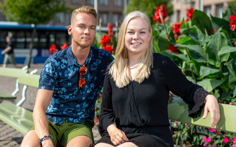 Iina Karinen ja Ismo Poutiainen lähettävät terveisiä Päivi Räsäselle. Iina Karinen ja Ismo Poutiainen lähettävät terveisiä Päivi Räsäselle.