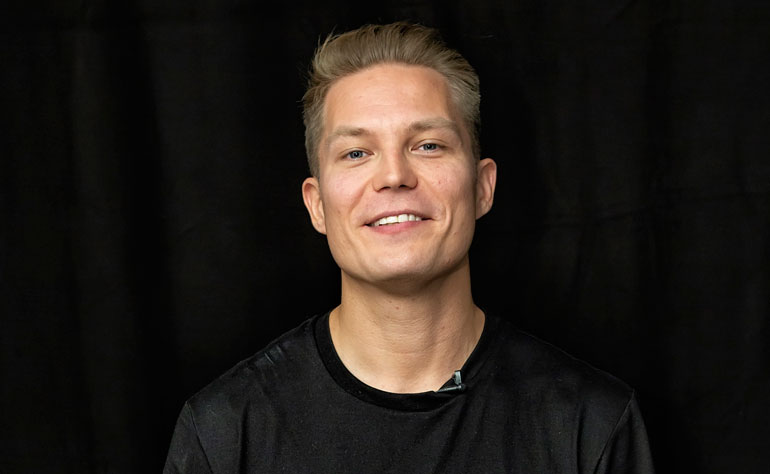 Cheek ajelee nykyään käsintehdyllä ja hävyttömän hintaisella brittiläisellä luksuskärryllä. Cheek ajelee nykyään käsintehdyllä ja hävyttömän hintaisella brittiläisellä luksuskärryllä.
