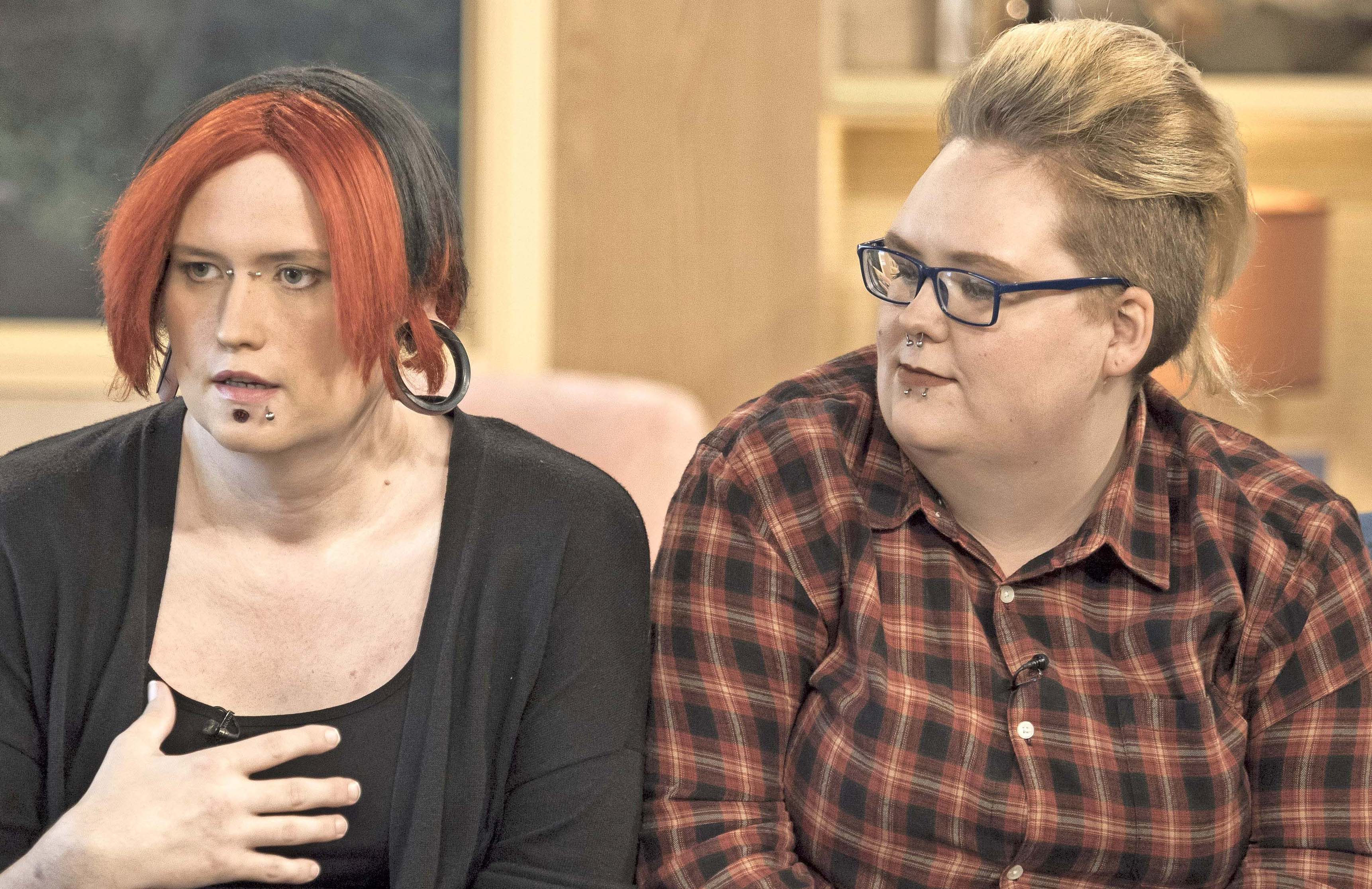 Nikki ja Lousie Draven korjauttavat sukupuolensa. Nikki ja Lousie Draven korjauttavat sukupuolensa.