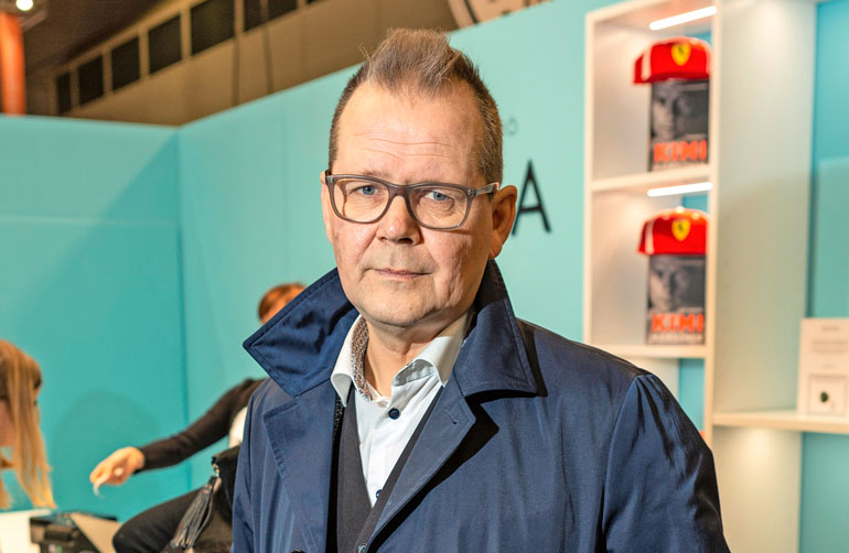 Kari Hotakainen kirjoitti kirjan Kimi Räikkösestä. Kari Hotakainen kirjoitti kirjan Kimi Räikkösestä.