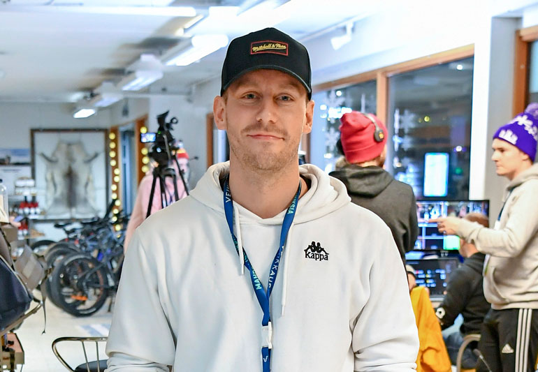 NIko Nousiainen opiskelee toimittajaksi. NIko Nousiainen opiskelee toimittajaksi.