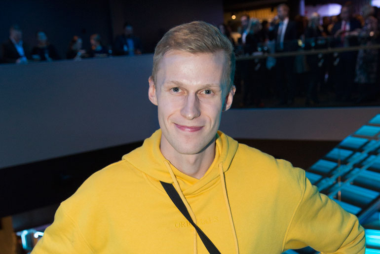 Roni Bäck tapaa maailmantähtiä. Roni Bäck tapaa maailmantähtiä.