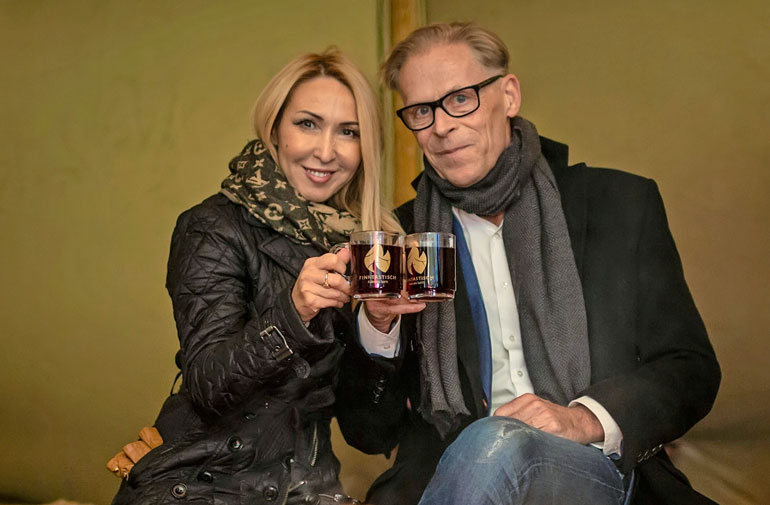 Toivo Sukari ja Nadja-rakas jättävät Brysselin. Toivo Sukari ja Nadja-rakas jättävät Brysselin.