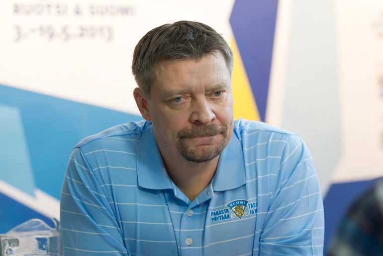 Jukka Jalonen tarkkaili pelaajia Lahdessa. Jukka Jalonen tarkkaili pelaajia Lahdessa.