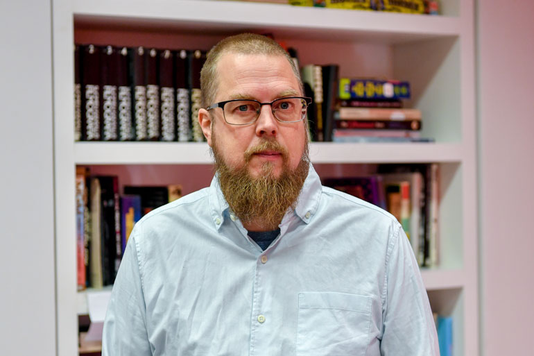 Tuomas Kyrö loi mielensäpahoittajan. Tuomas Kyrö loi mielensäpahoittajan.