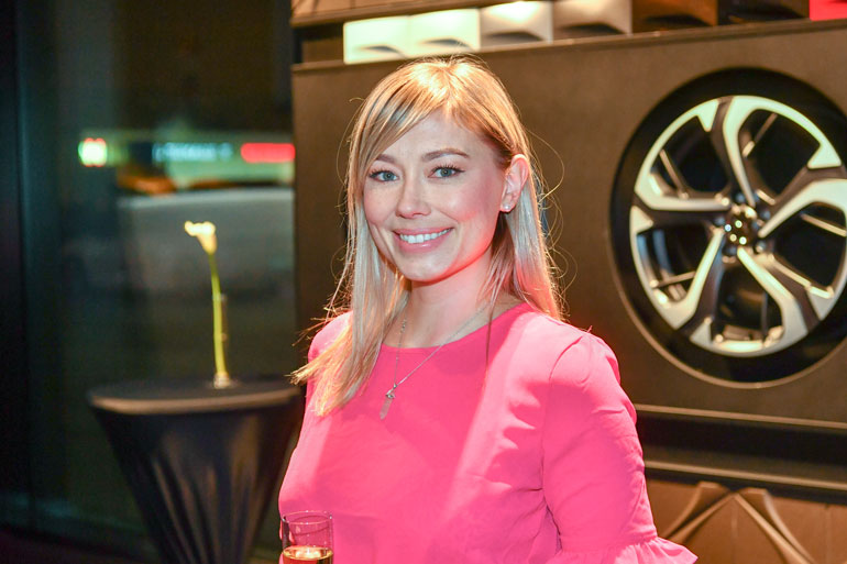 Jenny Helenius myöntää suhteen. Jenny Helenius myöntää suhteen.