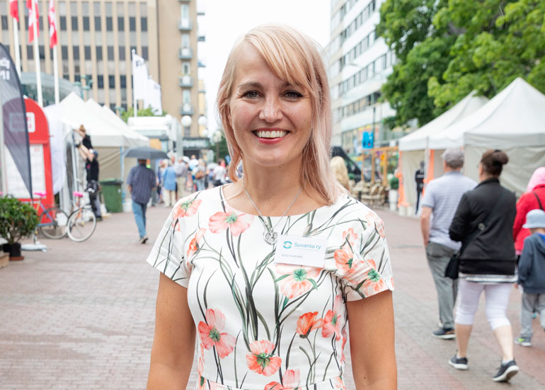 Satu Taiveaho muutti eron jälkeen Riihimäelle. Satu Taiveaho muutti eron jälkeen Riihimäelle.