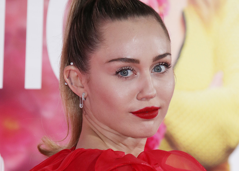 Miley Cyrus puki YSL:n topin, joka paljastaa rinnat kokonaisuudessaan! Miley Cyrus puki YSL:n topin, joka paljastaa rinnat kokonaisuudessaan!
