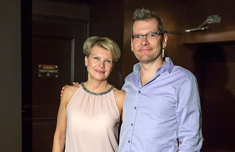 Sami Garam riehaantui karaokessa. Sami Garam riehaantui karaokessa.