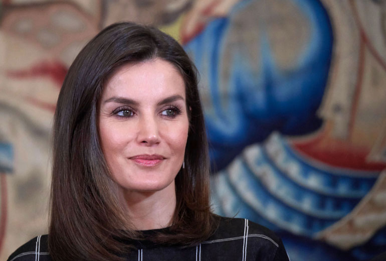 Kuningatar Letizia rikkoi etikettiä. Kuningatar Letizia rikkoi etikettiä.